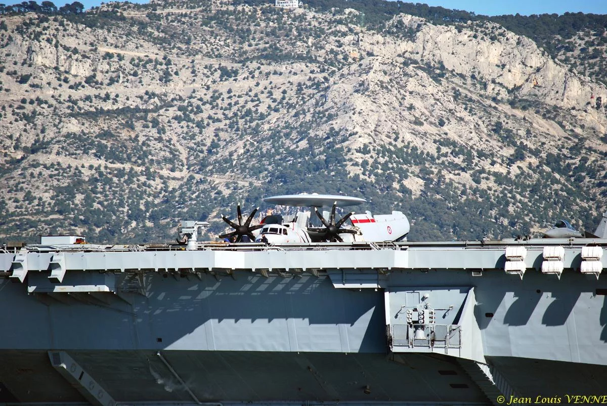 Le porte-avions Charles de Gaulle rentre de mer