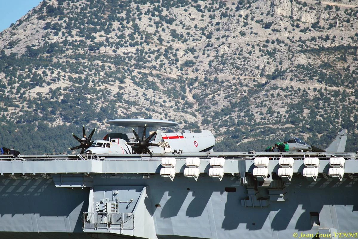 Le porte-avions Charles de Gaulle rentre de mer
