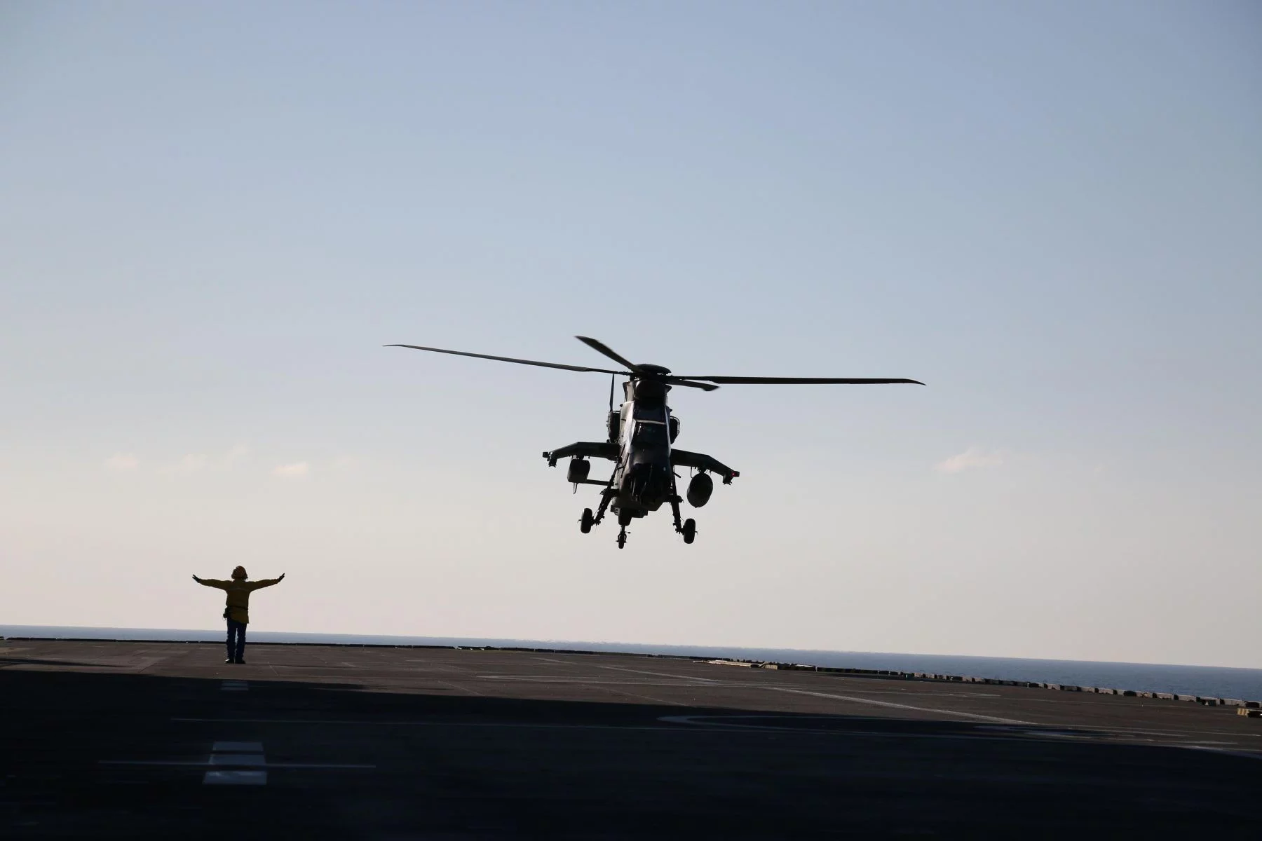 Un hélicoptère Tigre sur le pont d’envol du Dixmude