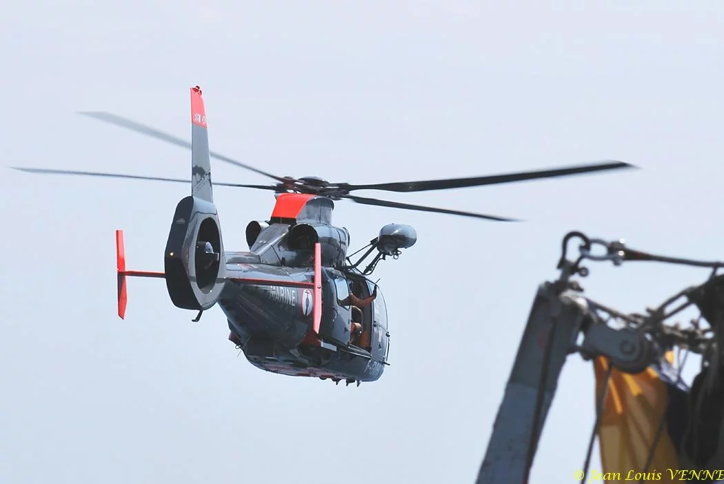 L'hélicoptère Dauphin de service public survole la rade de Bandol