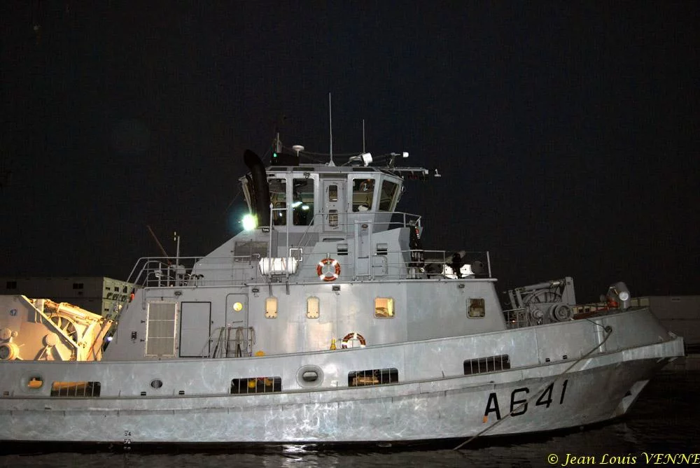 Le Charles de Gaulle sort du bassin