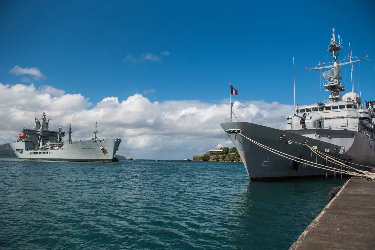 La frégate de surveillance (FS) Germinal et le RFA Wave Knight