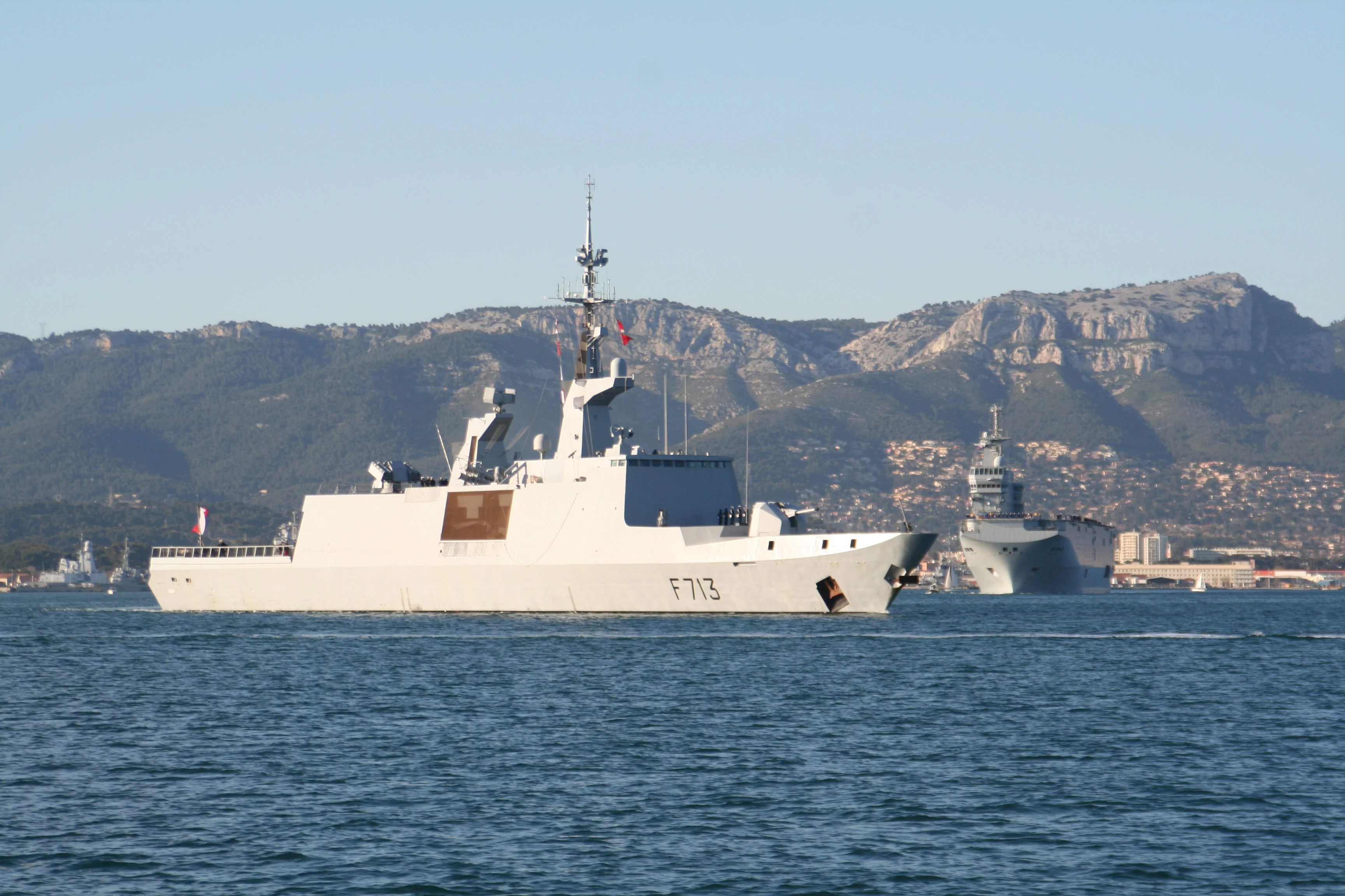 Le BPC Dixmude et la frégate Aconit