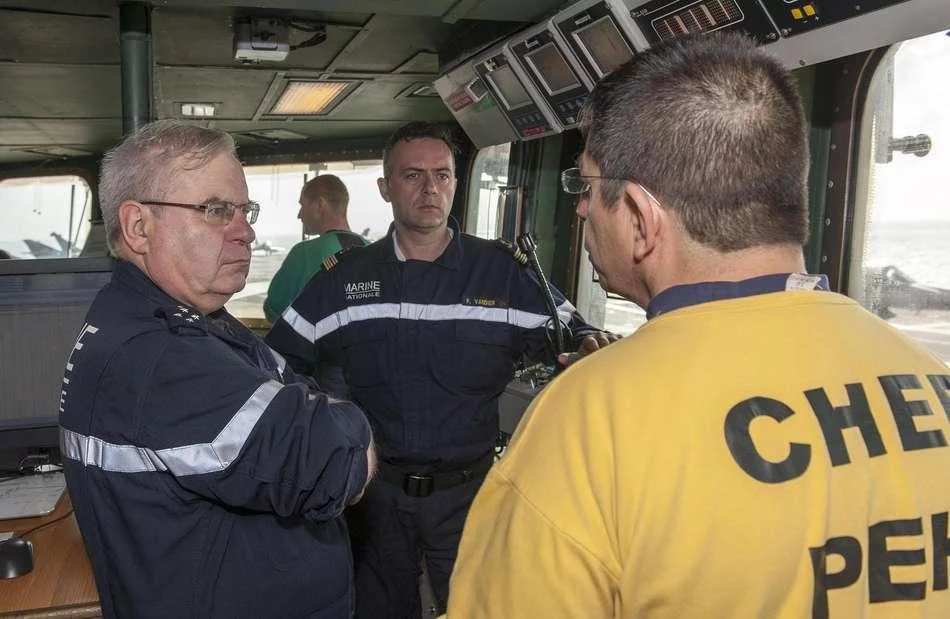 Le chef d'état-major de la marine à bord du porte-avions Charles de Gaulle