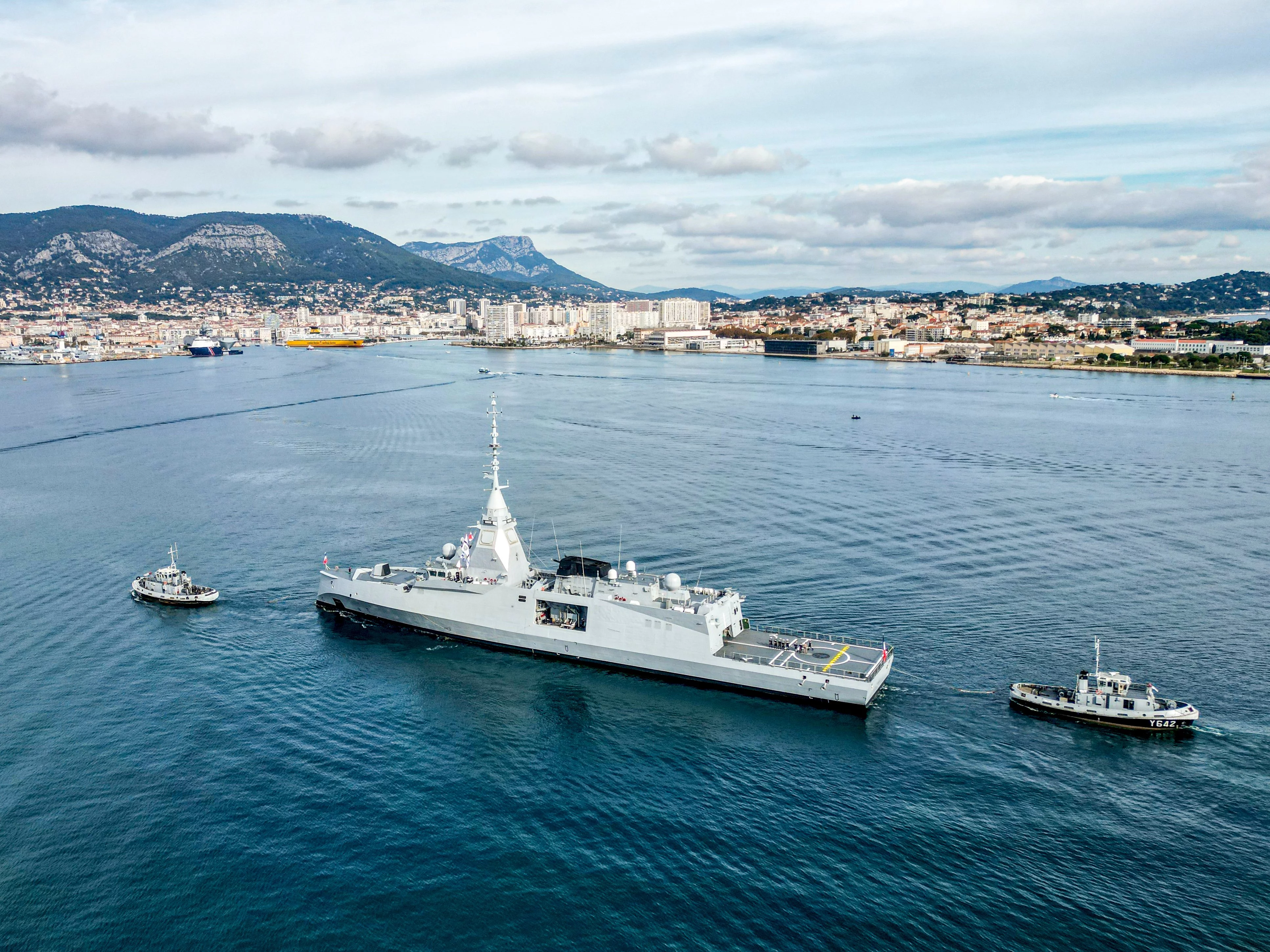La frégate de défense et d’intervention Amiral Ronarc’h arrive à Toulon