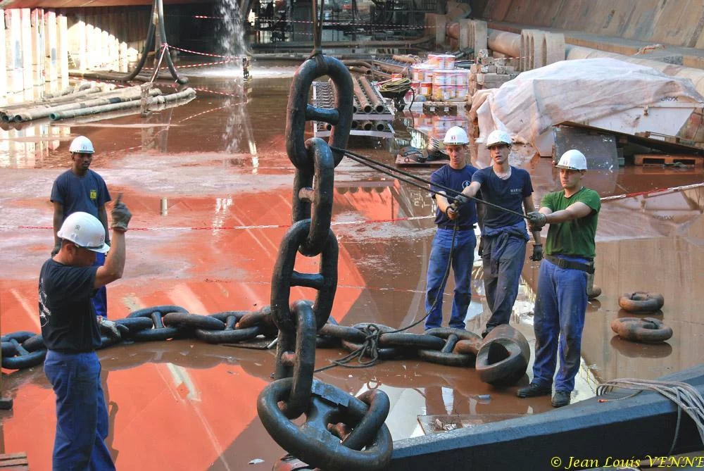 Le Charles de Gaulle ré-embarque ses lignes de mouillage