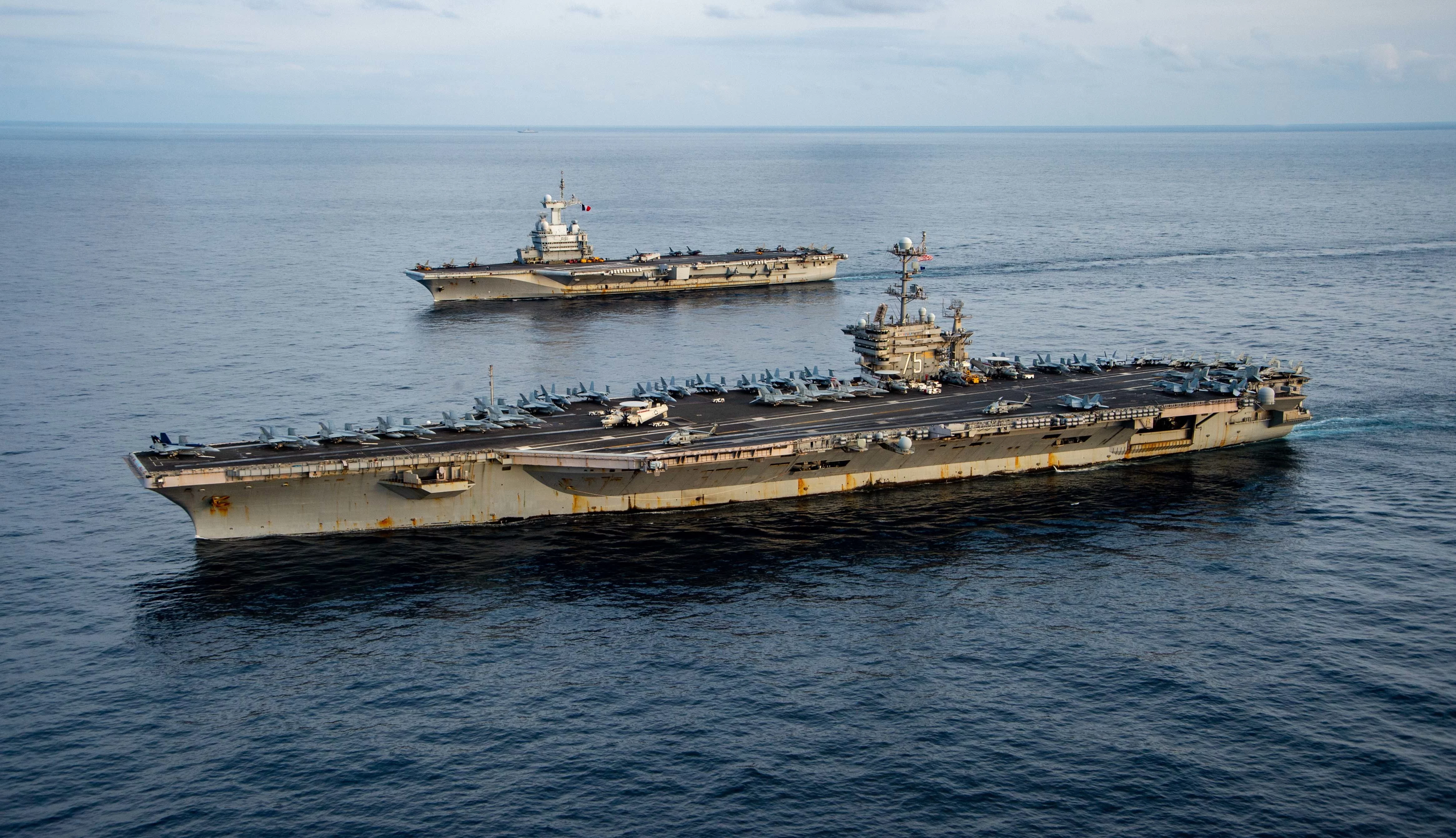 Les porte-avions Charles de Gaulle et USS Harry S. Truman naviguent de concert en mer Ionienne
