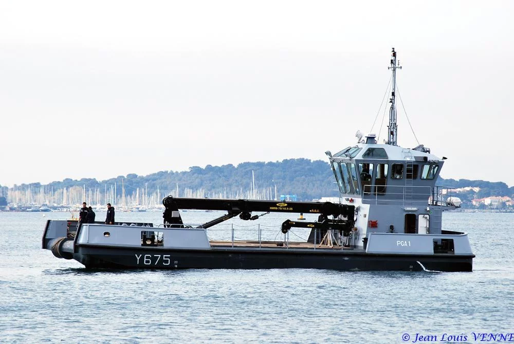 Un des pontons-grue du port de Toulon