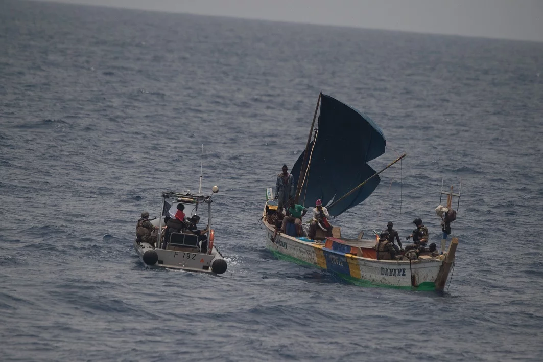 Le PM L’Her porte assistance à une pirogue en détresse