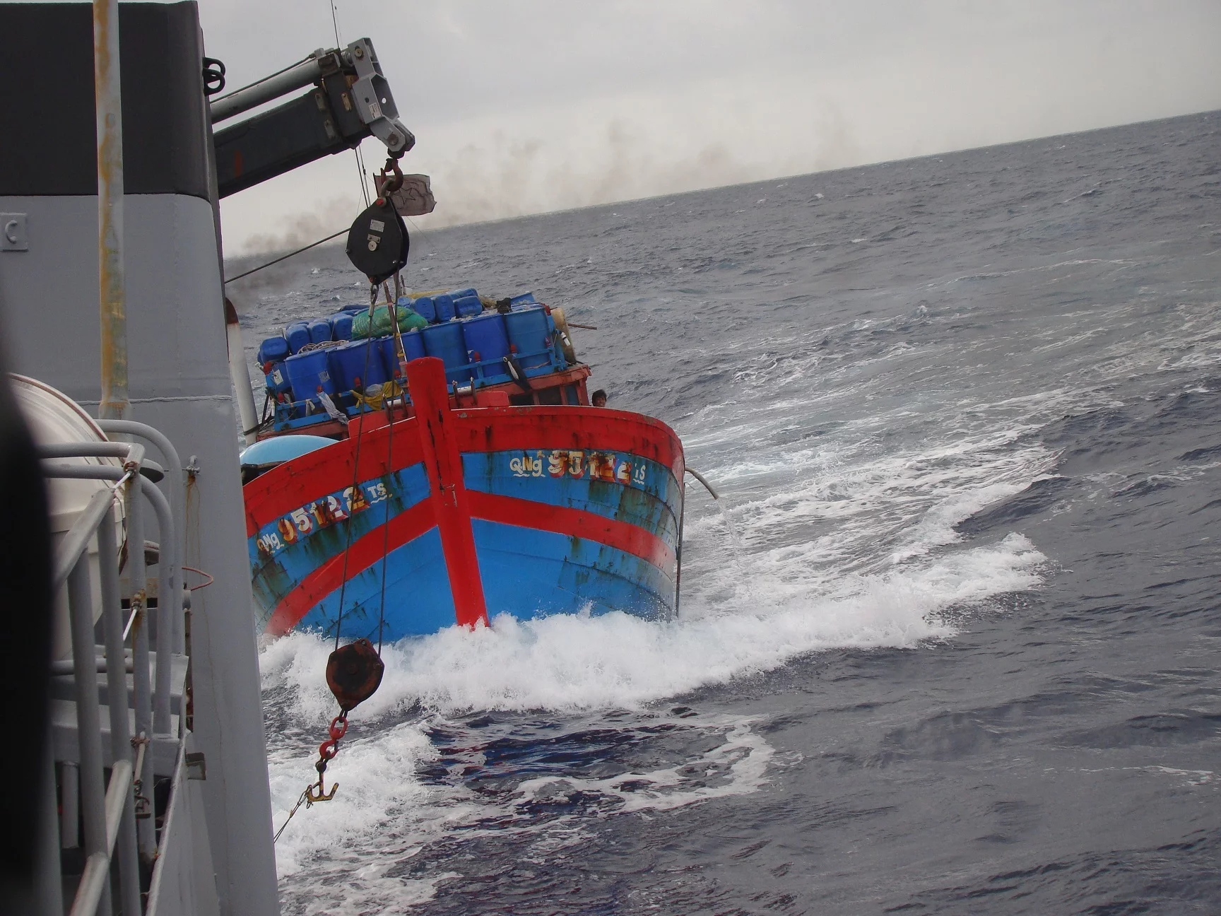 Le patrouilleur La Glorieuse suivi par un bateau de pêche illégal