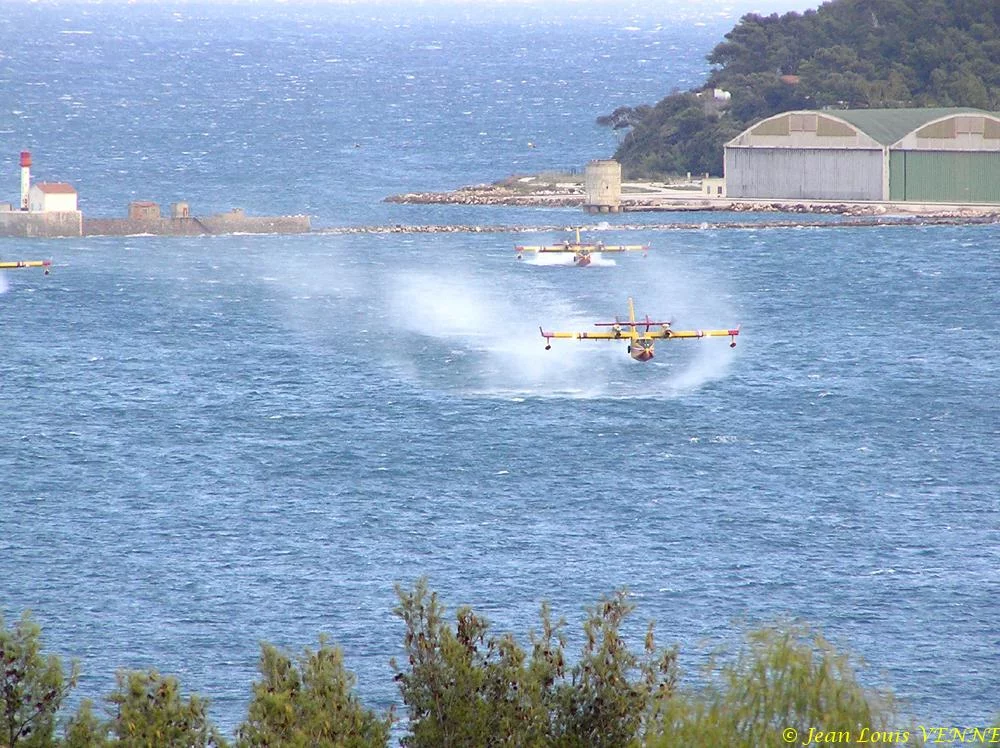 Les Canadairs interviennent au-dessus de Saint Mandrier