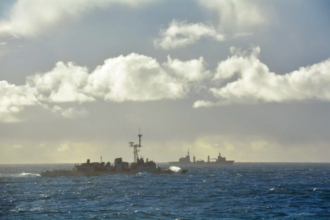 La frégate Latouche-Tréville et le pétrolier ravitailleur espagnol Cantabria