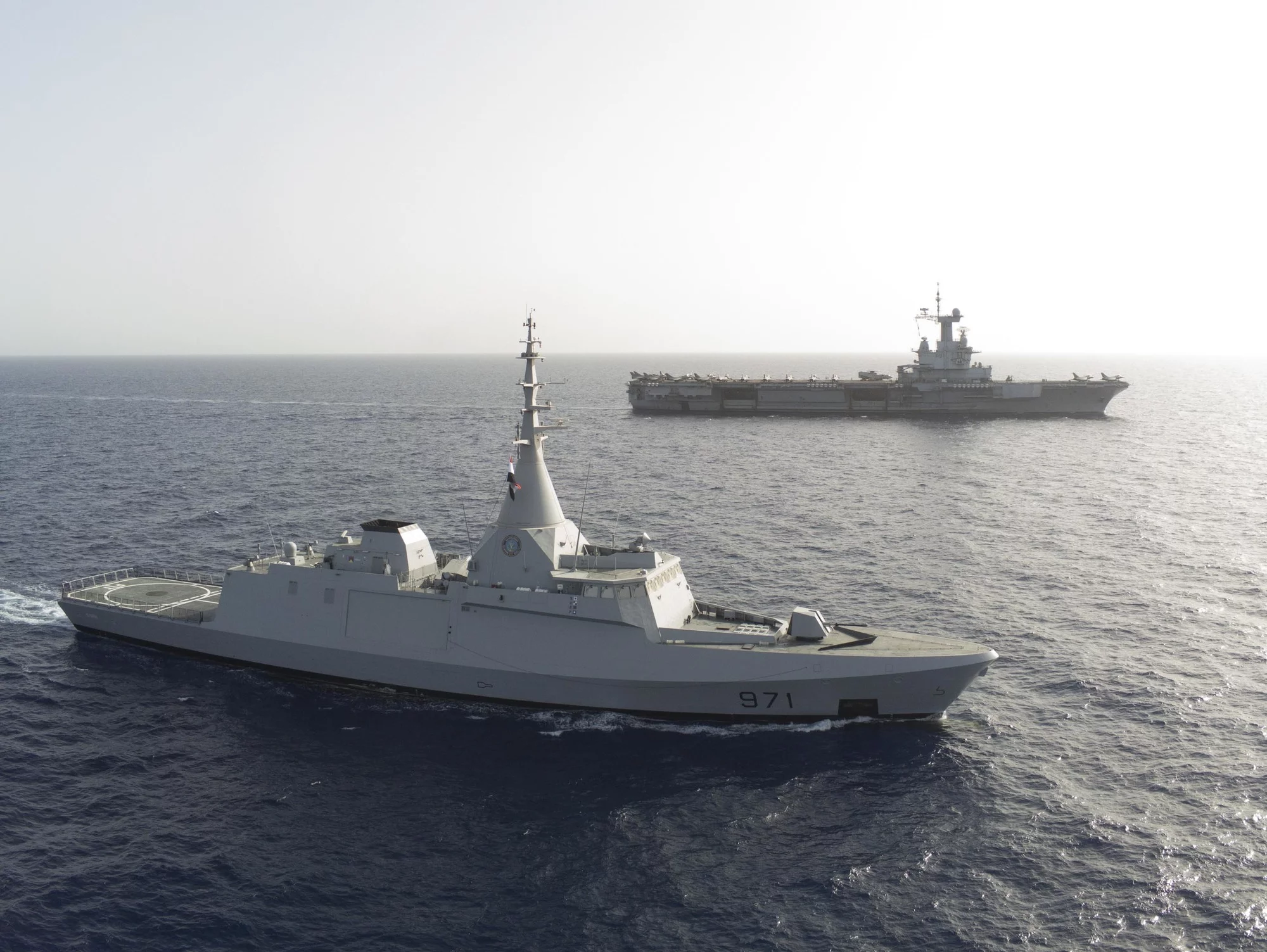 Le Charles de Gaulle et la frégate égyptienne El Fateh