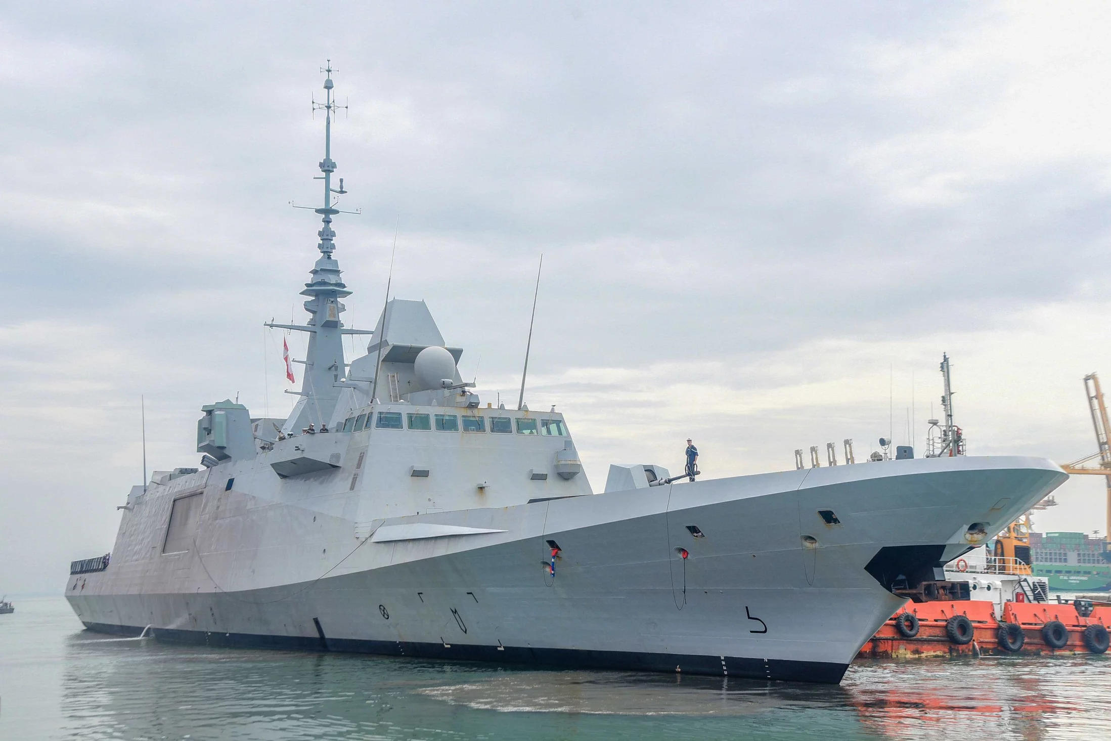 La frégate Provence arrive dans le port de Colombo