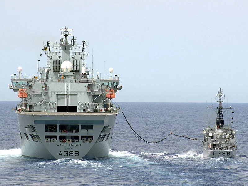 Le Cdt Birot se ravitaille auprès du Wave Knght