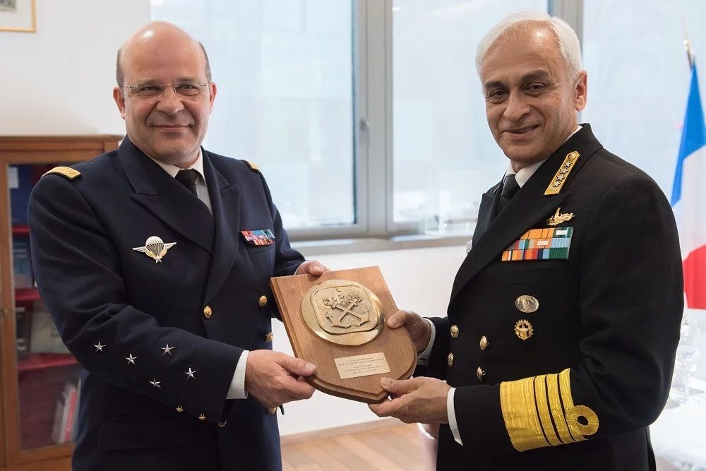 Echanges de cadeau entre les 2 chefs d'état-major