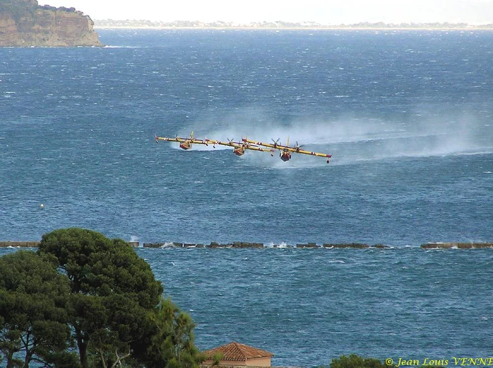 Les Canadairs interviennent au-dessus de Saint Mandrier
