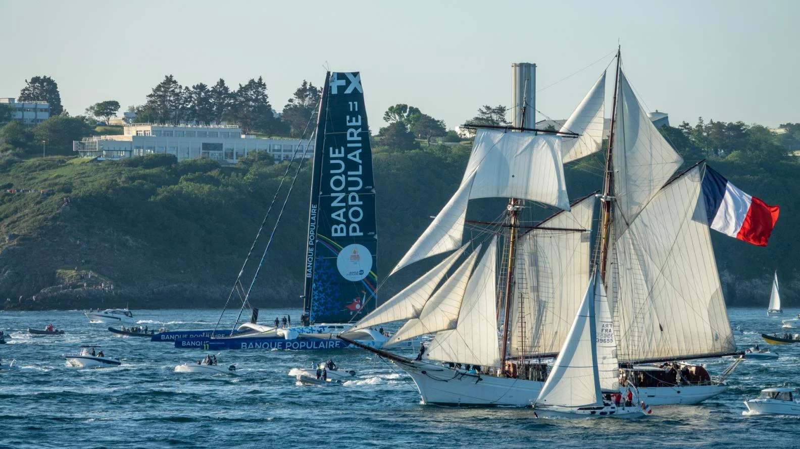 La Belle-Poule lors du départ de la Flamme