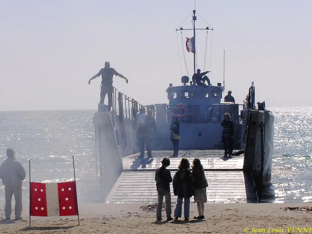 La flottille amphibie s'entraîne sur la plage des Sablettes
