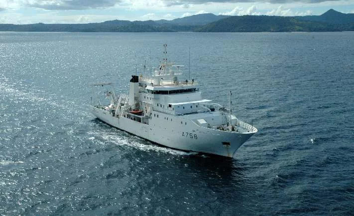 Le Beautemps-Beaupré dans le lagon de Mayotte