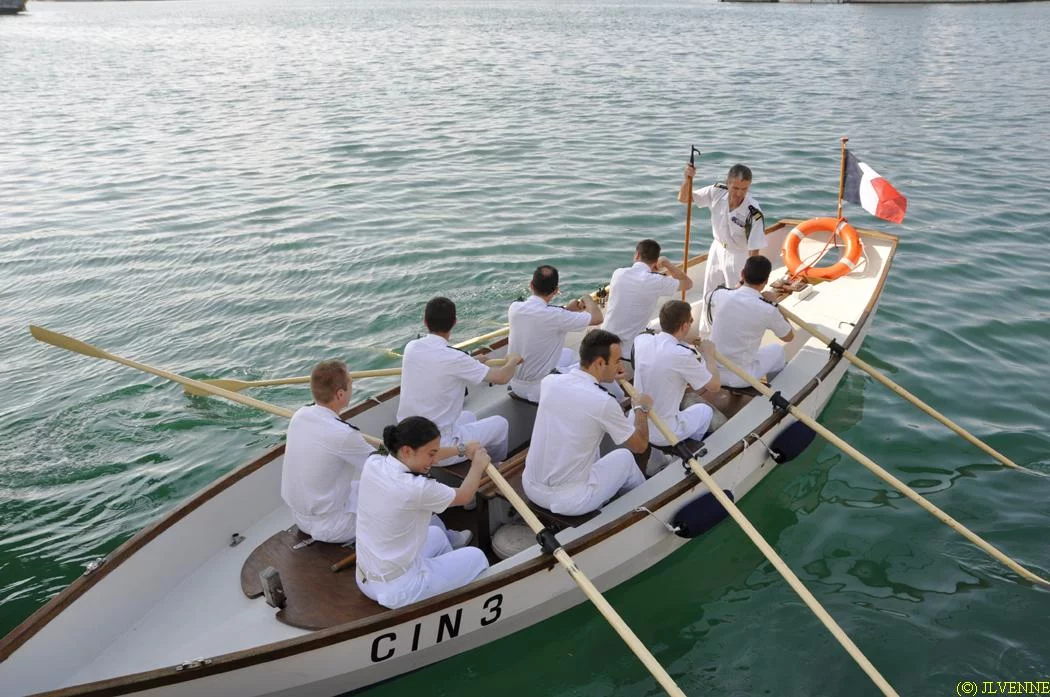 Tradition : le CF Eugène débarque en chaloupe armée par les officiers de l'Aconit