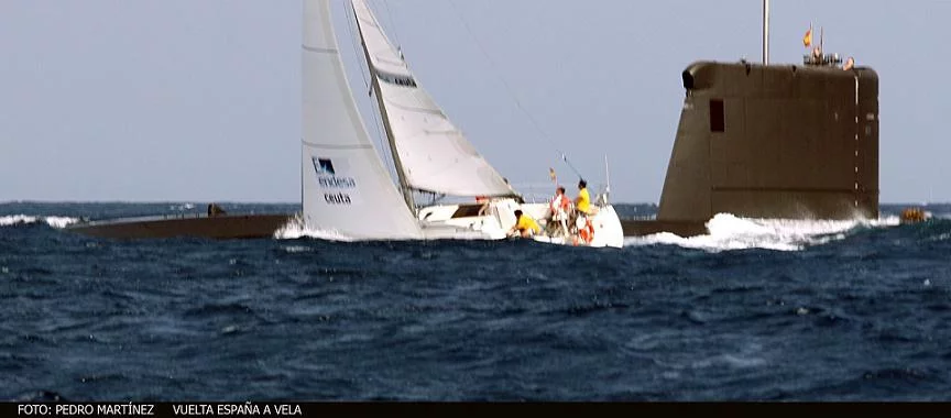 Un sous-marin Espagnol au milieu du tour d'Espagne Ã  la Voile
