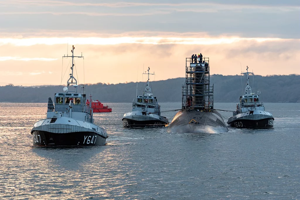 Le sous-marin Le Terrible transféré de l’Ile Longue au bassin 8 de la base navale de Brest