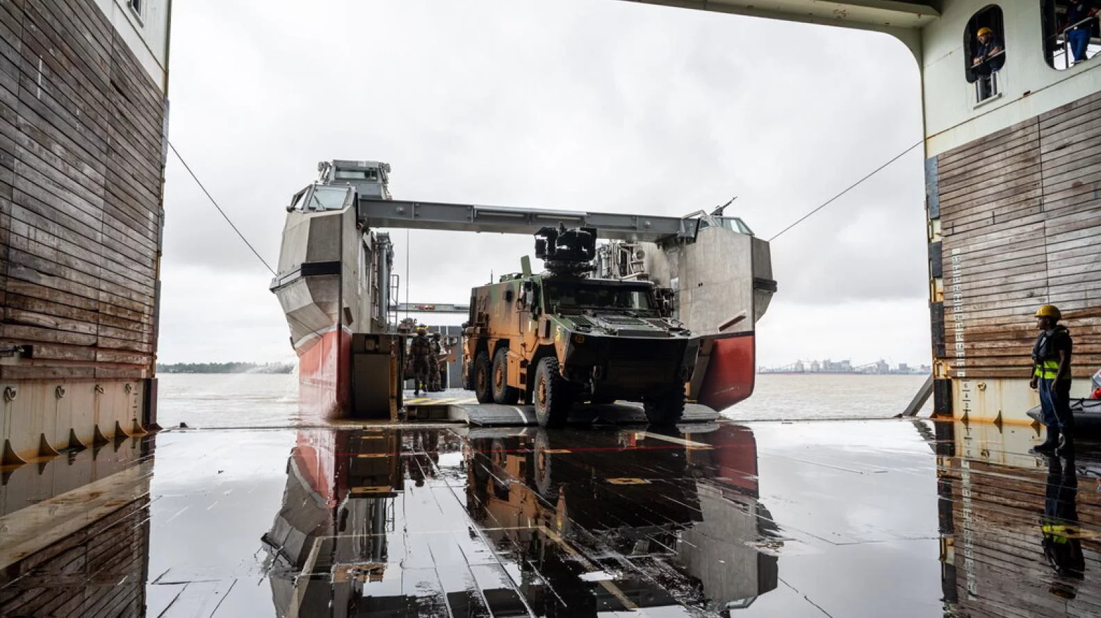 Un véhicule transbordé par navire amphibie sur le Dixmude