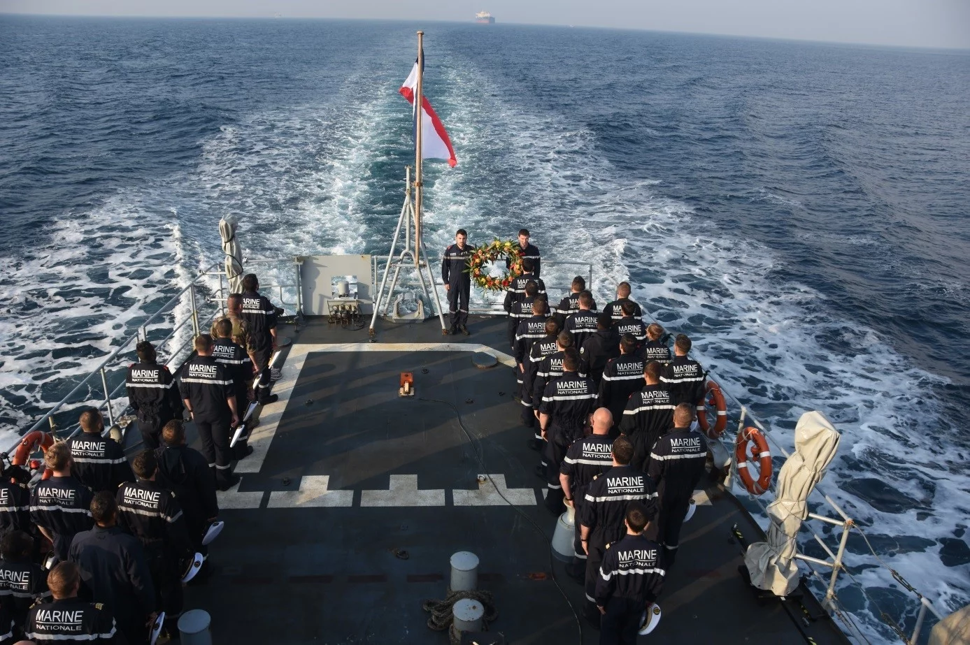 L’équipage du Commandant Birot de rendre hommage aux marins du croiseur Bouvet disparus lors de la bataille des Dardanelles