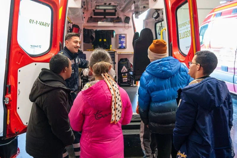 Les élèves visitent un véhicule du bataillon