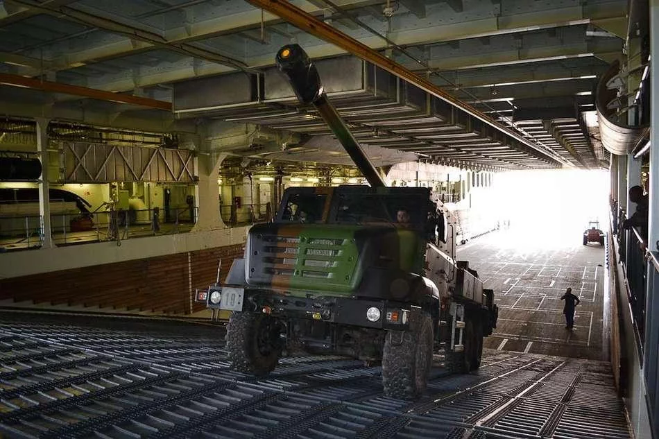 Le BPC Mistral accueille un canon équipé d’un système d’artillerie à son bord