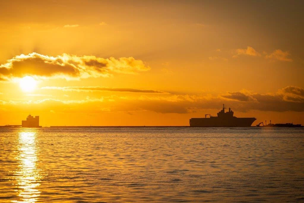 Le porte-hélicoptères Dixmude rentre au port