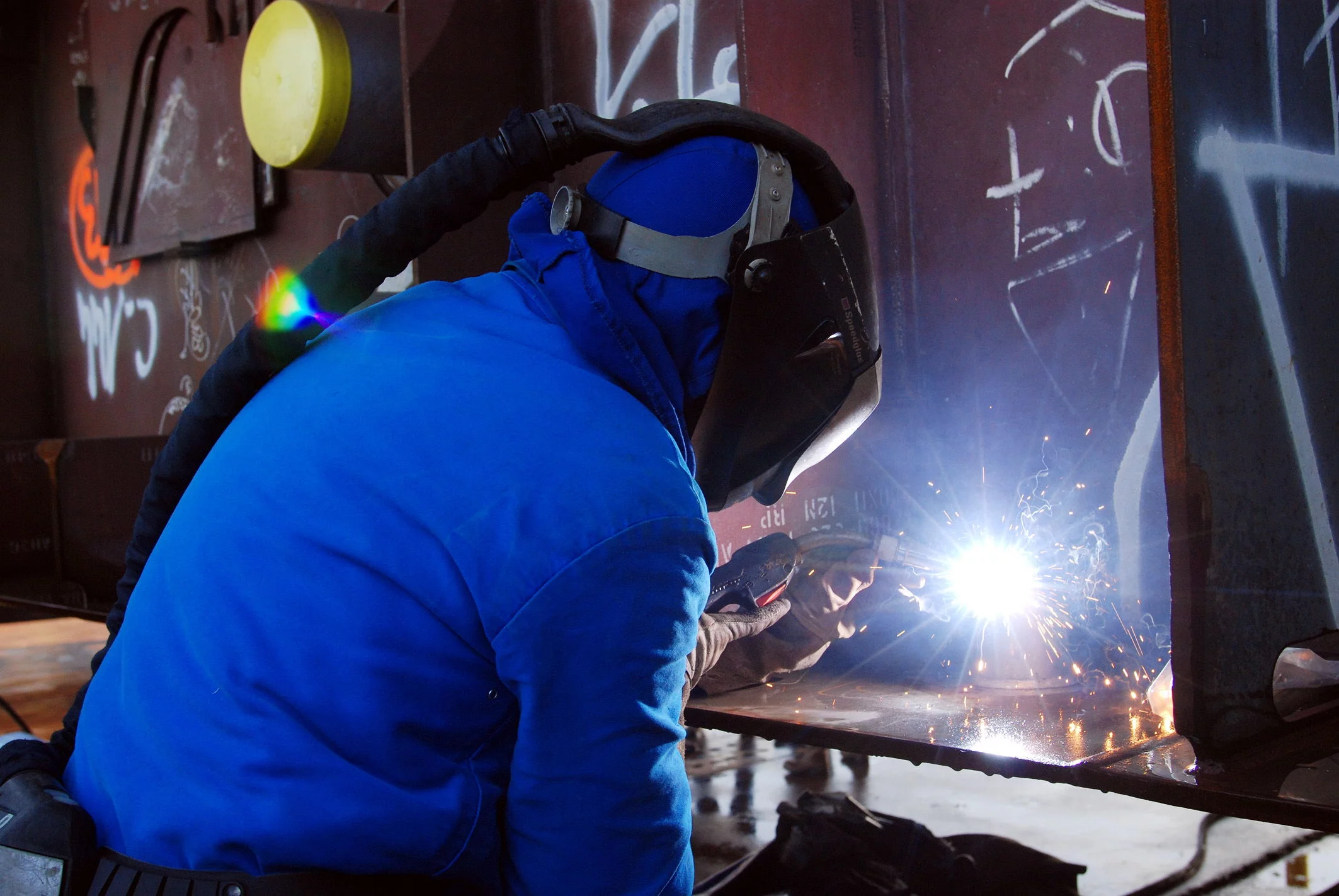 Un soudeur scèle la partie contenant une pièce de monnaie