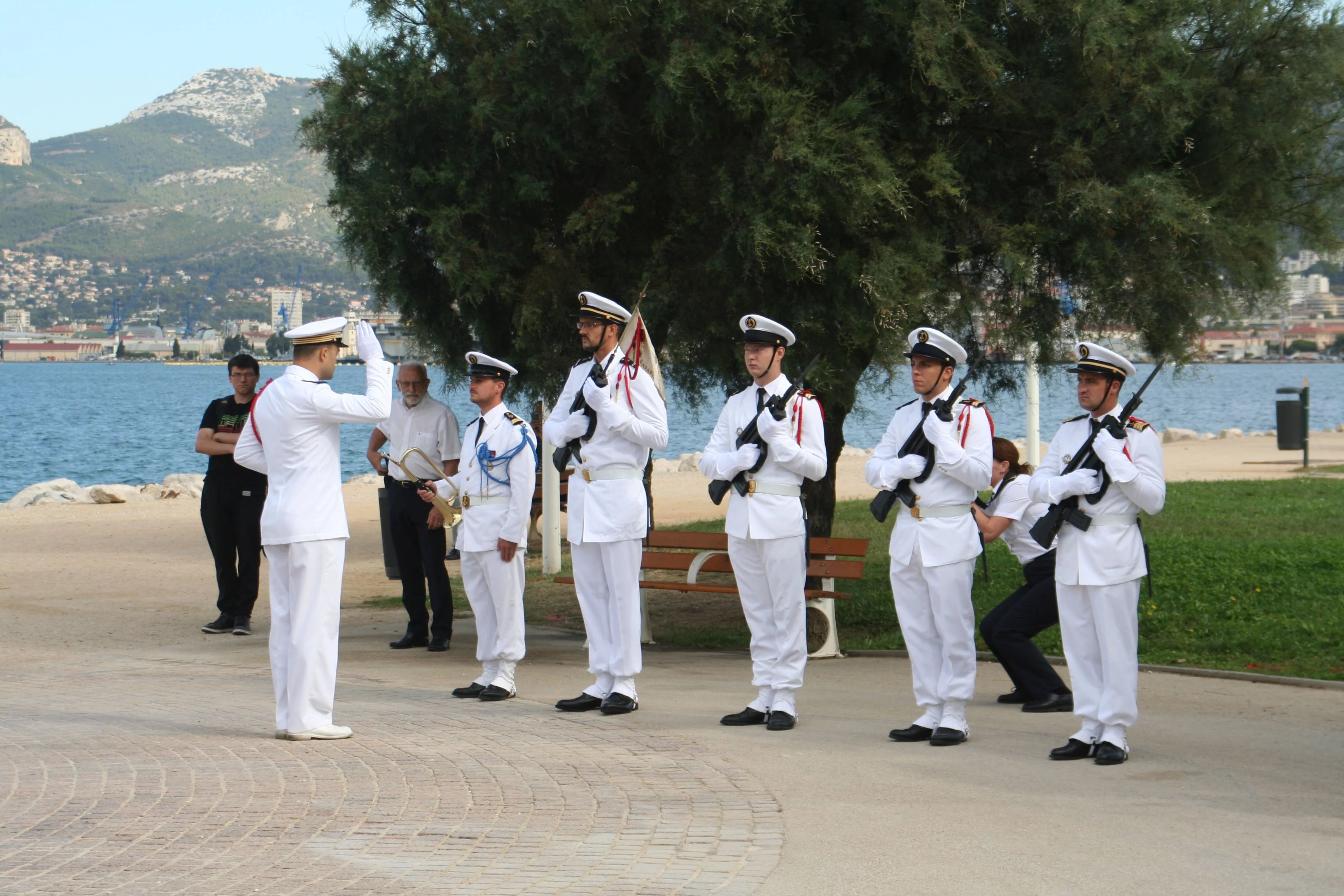 Le commandant quittant inspecte la garde d'honneur