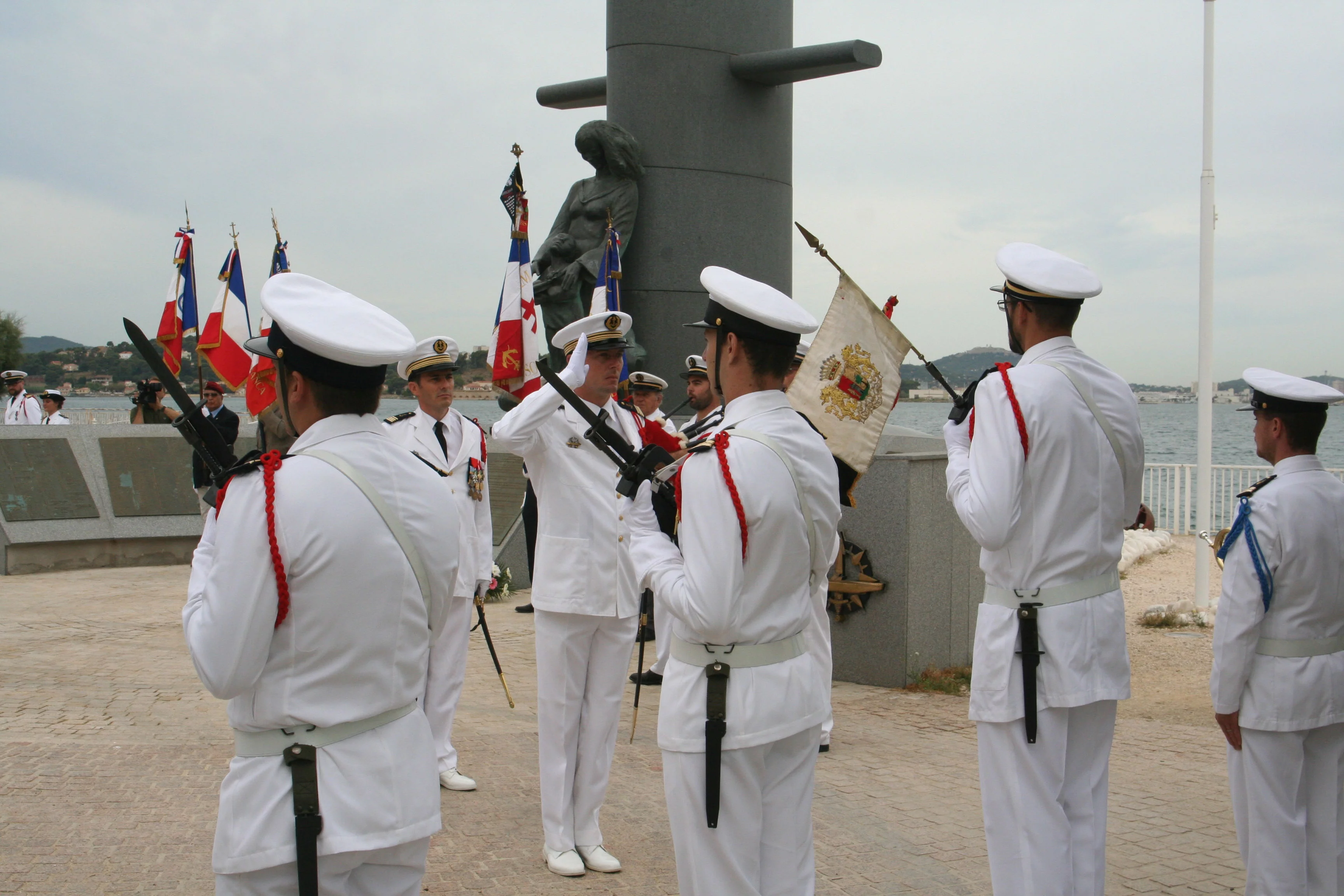 Le nouveau commandant inspecte la garde d'honneur