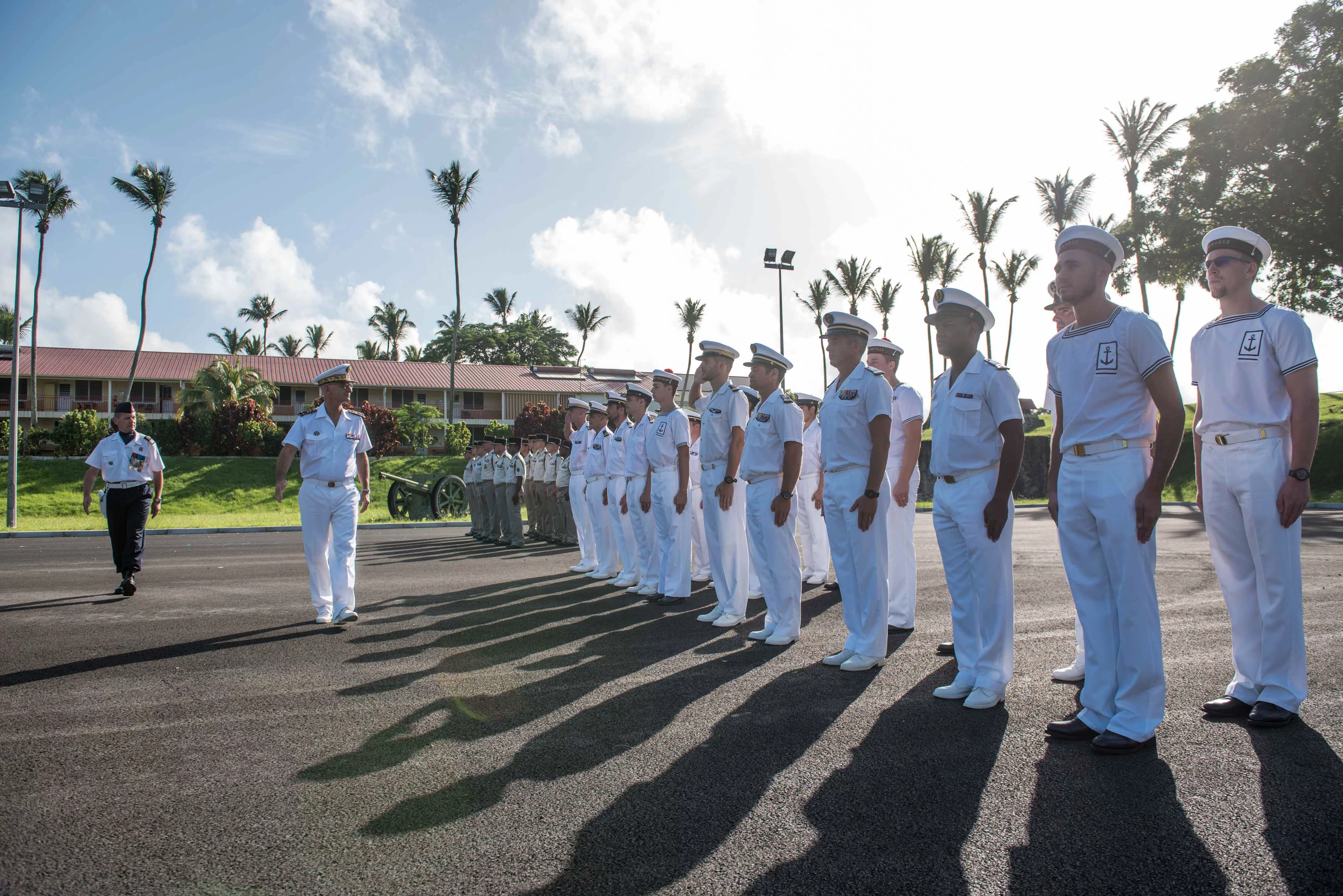 Le contre-amiral René-Jean Crignola passe en revue les délégations de toutes les unités des des forces armées aux Antilles