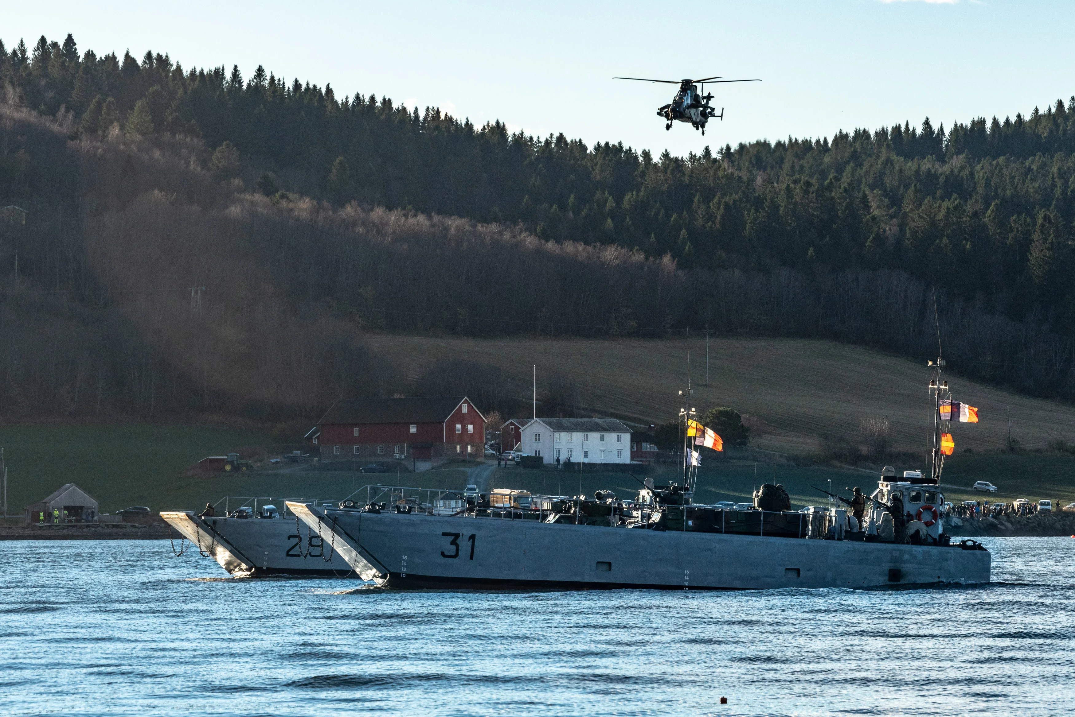 Deux chalands de transport de matériel