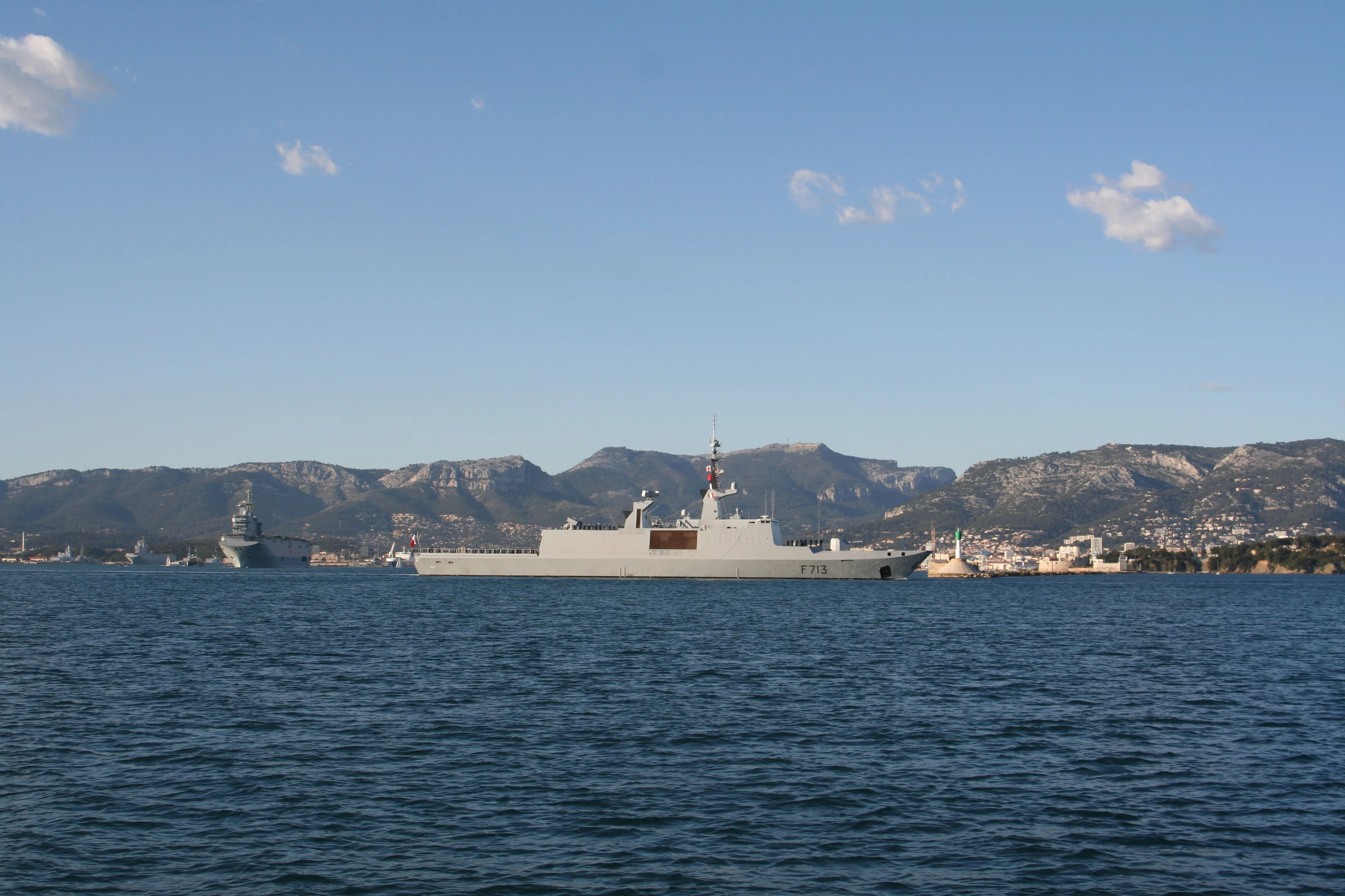 Le BPC Dixmude et la frégate Aconit