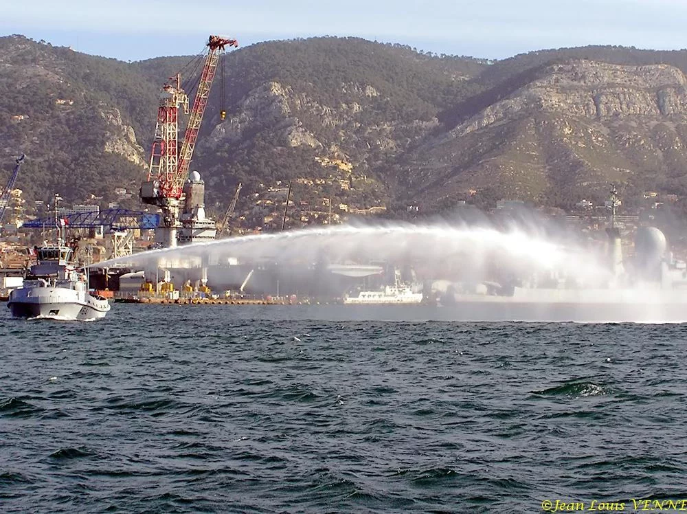 L'Estérel essaie son canon Ã  eau