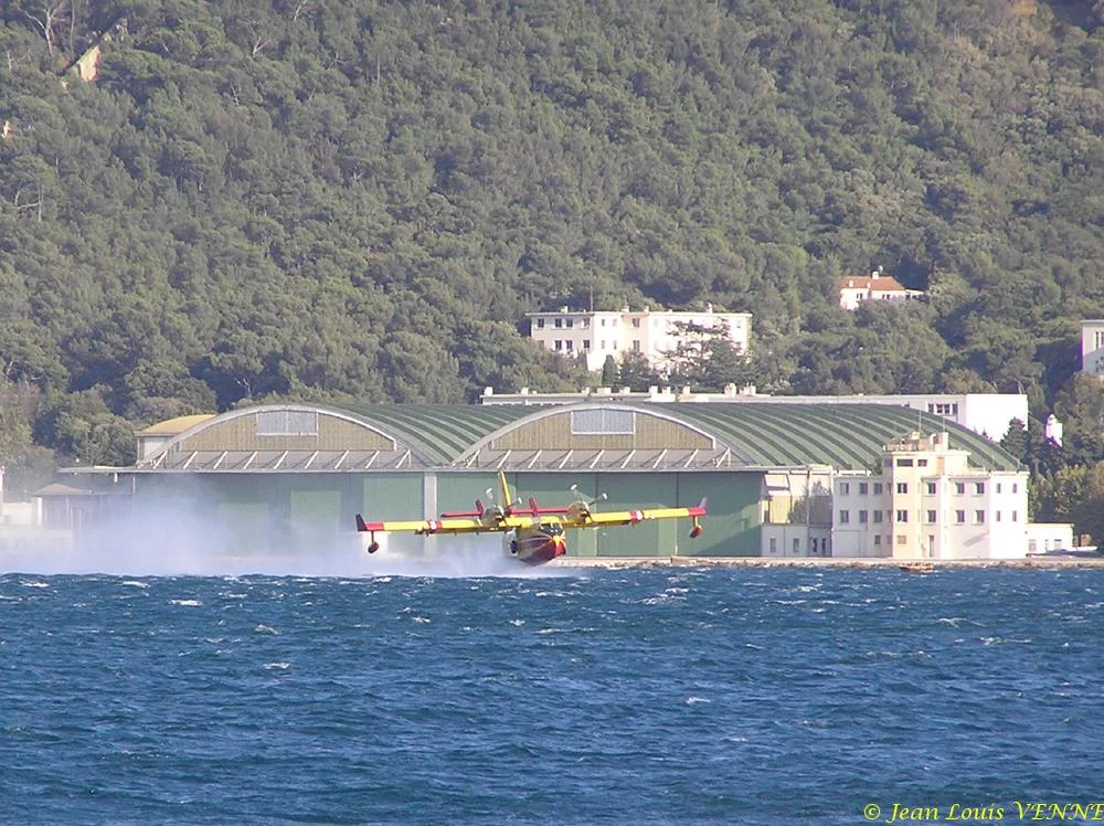 Les Canadairs interviennent au-dessus de Saint Mandrier