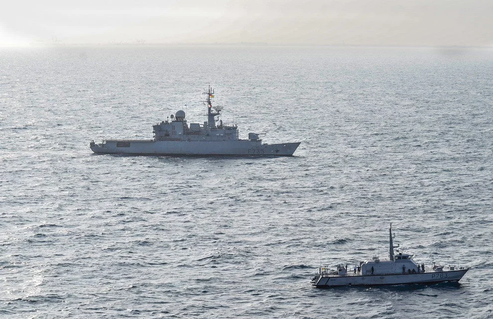 Le Germinal et le patrouilleur côtier togolais Agou