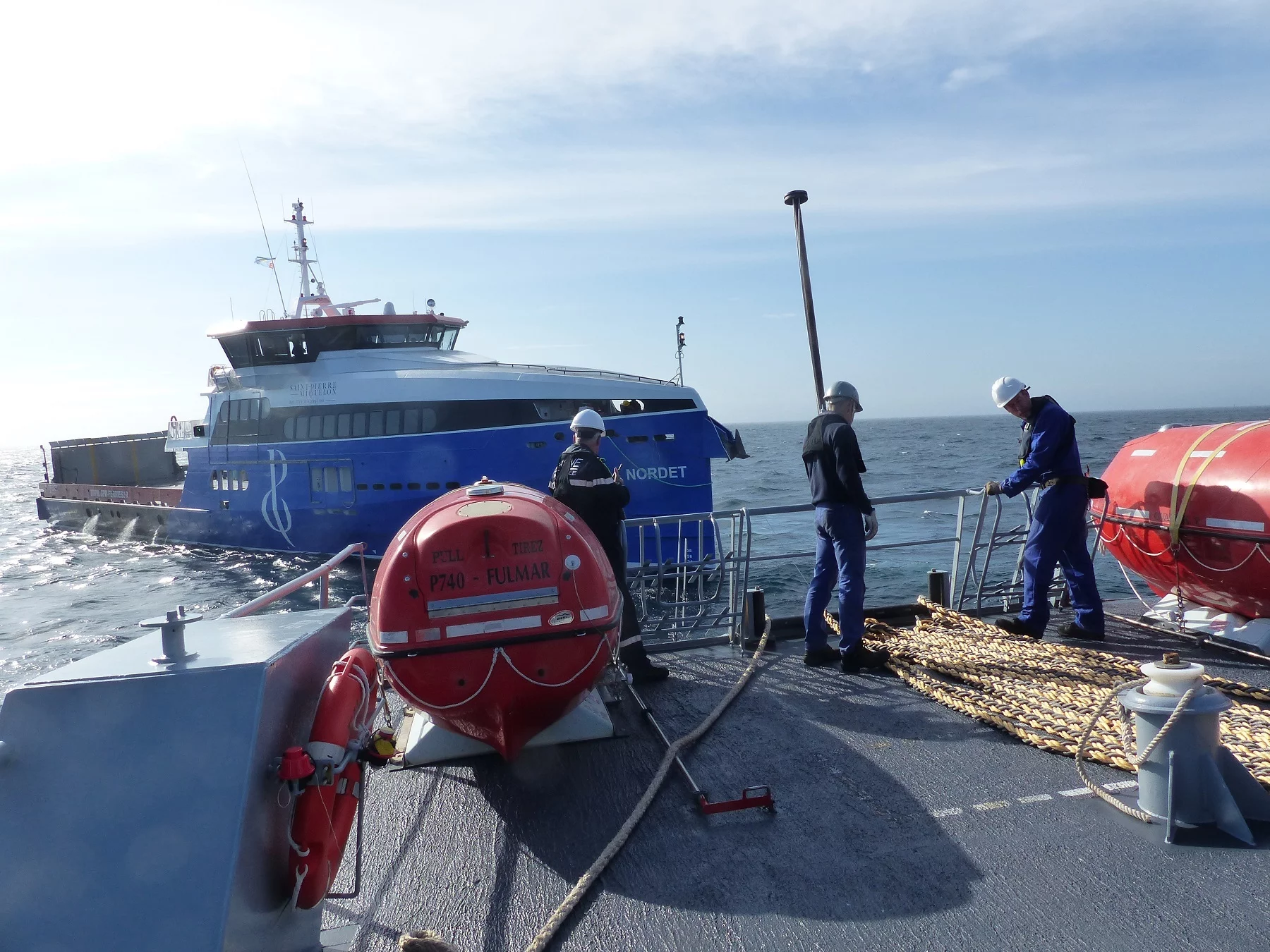 Le Fulmar passe une remorque au ferrie Nordet