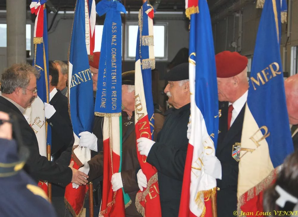 Les drapeaux des associations patriotiques