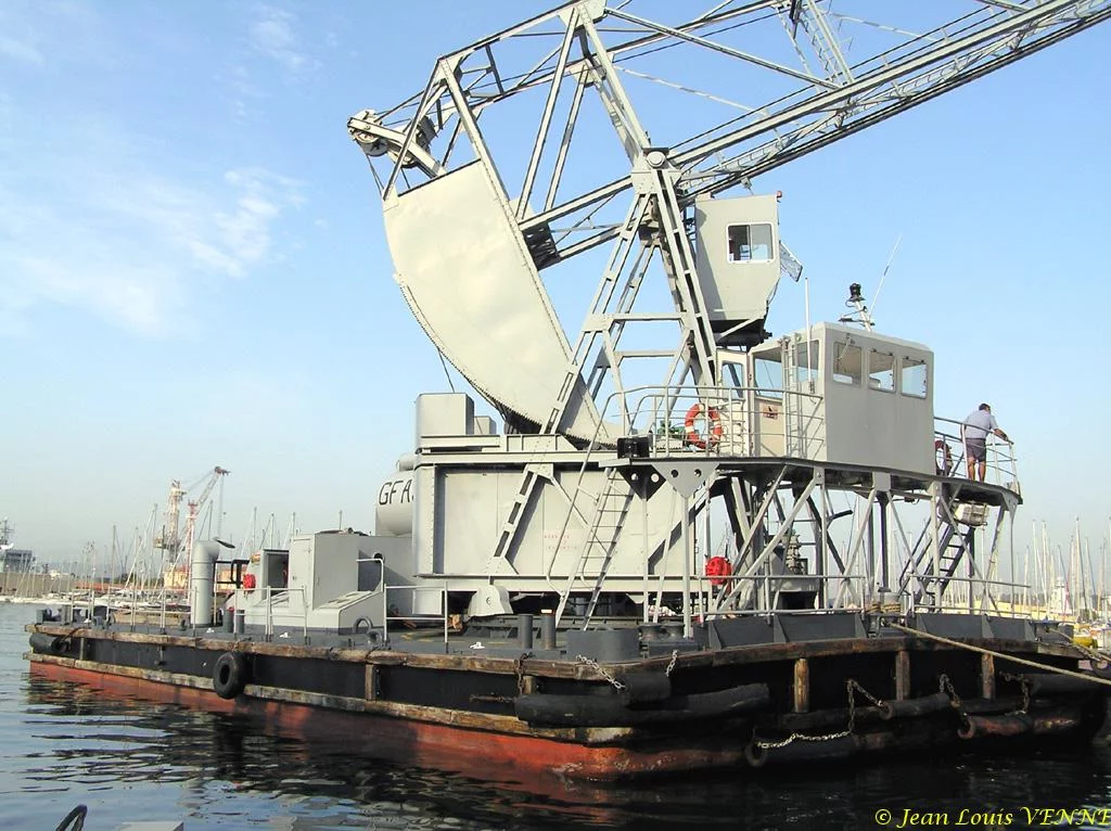 La grue flottante GFA3 dans le Carré du port de Toulon