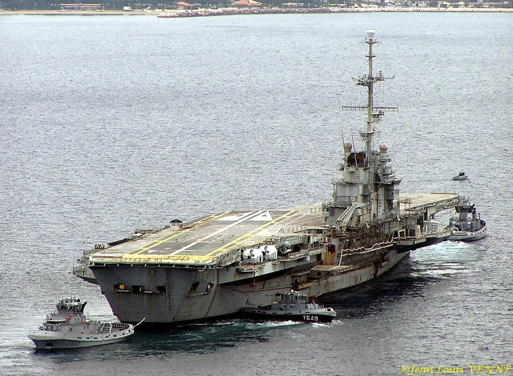 Autour du porte-avions Clémenceau