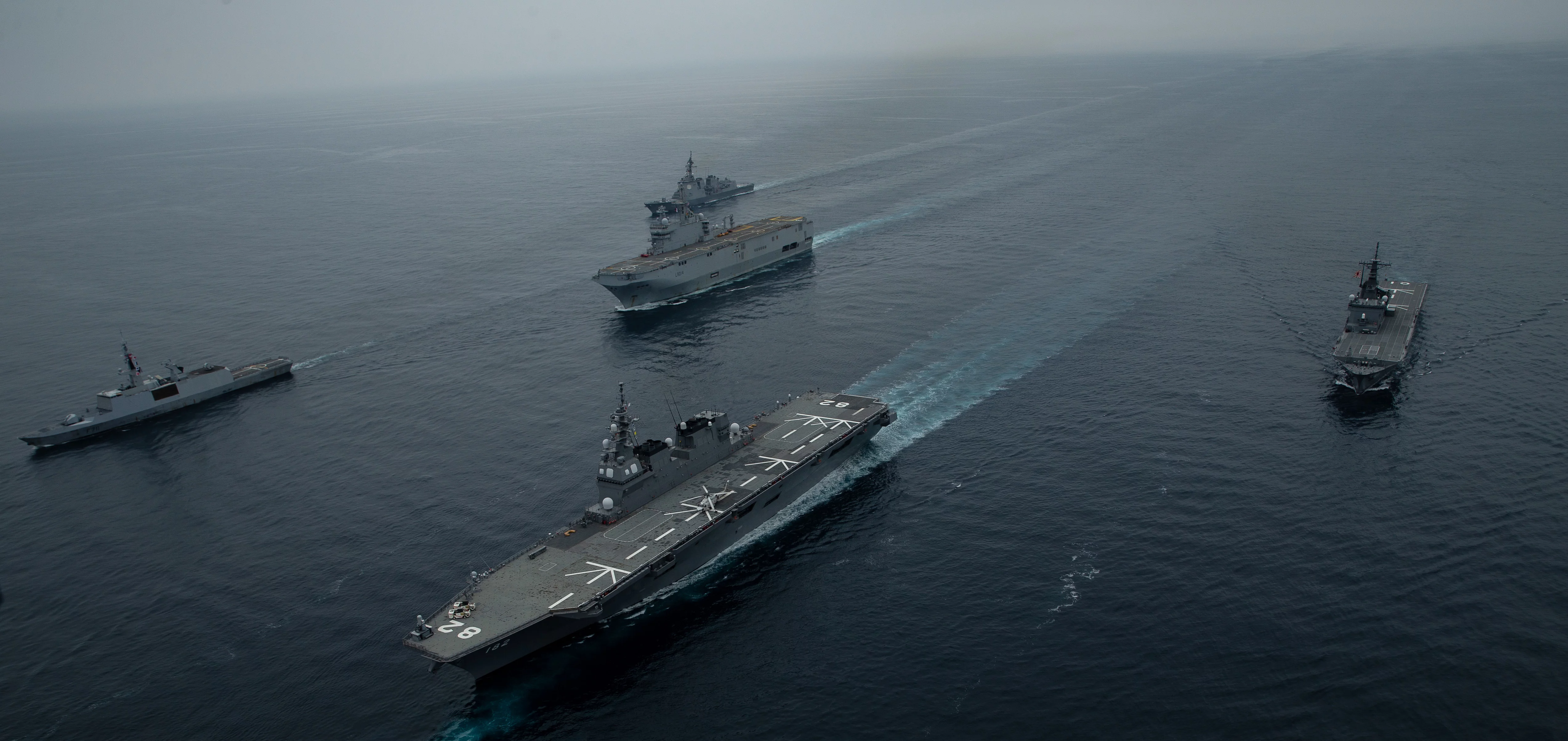 Les bâtiments des marines américaine, française, japonaise et australienne naviguent en formation