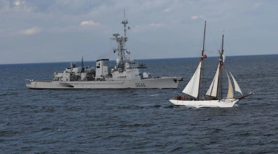 La goélette Belle Poule et la frégate Latouche Tréville