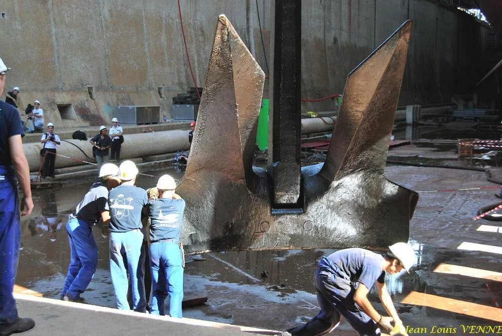 Le Charles de Gaulle ré-embarque ses lignes de mouillage