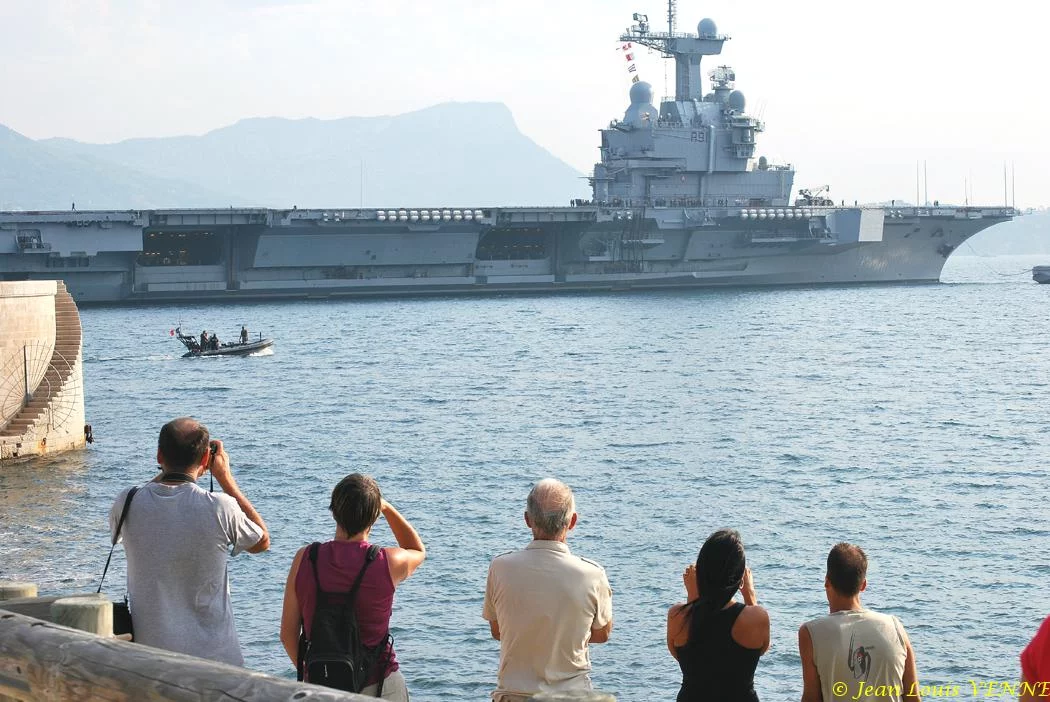Le porte-avions Charles de Gaulle appareille pour des essais techniques
