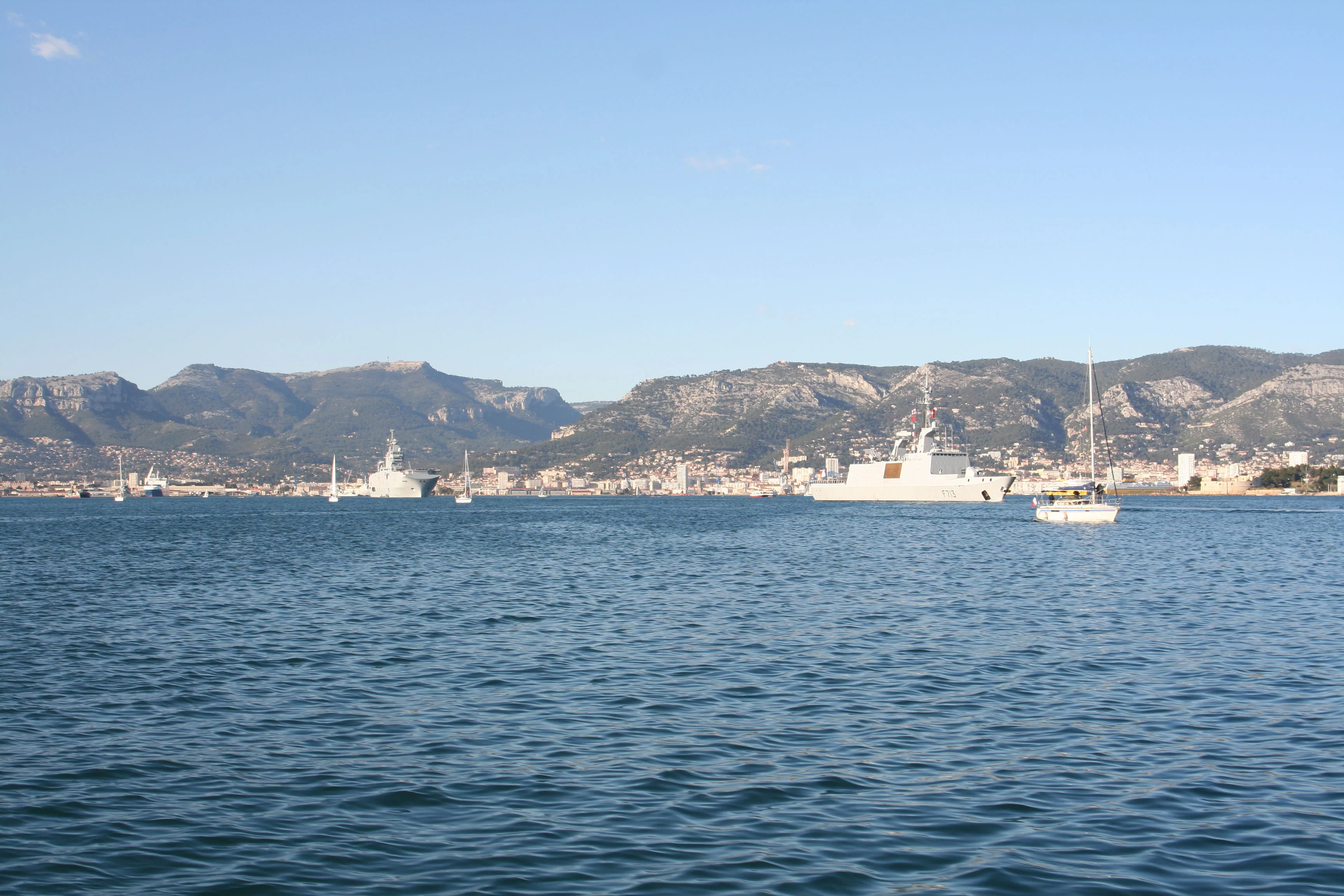 Le BPC Dixmude et la frégate Aconit